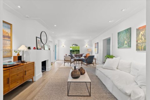 House in Miami Beach, Florida 4 bedrooms, 227.42 sq.m. № 1993131 - photo 5