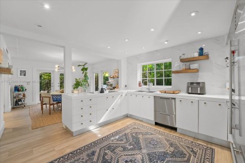 House in Miami Beach, Florida 4 bedrooms, 227.42 sq.m. № 1993131 - photo 14