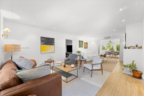 House in Miami Beach, Florida 4 bedrooms, 227.42 sq.m. № 1993131 - photo 10