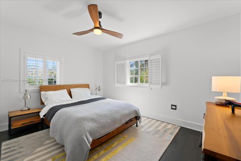 House in Miami Beach, Florida 4 bedrooms, 227.42 sq.m. № 1993131 - photo 21