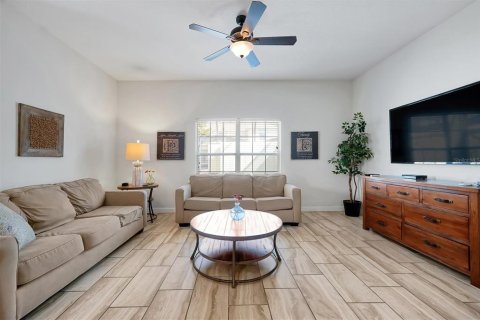 Touwnhouse à vendre à Kissimmee, Floride: 5 chambres, 197.7 m2 № 2407057 - photo 6