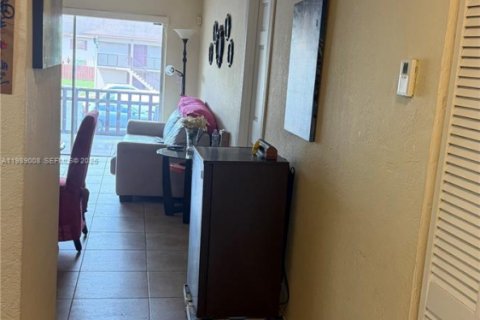 Condo in Miami, Florida, 1 bedroom  № 2051120 - photo 9