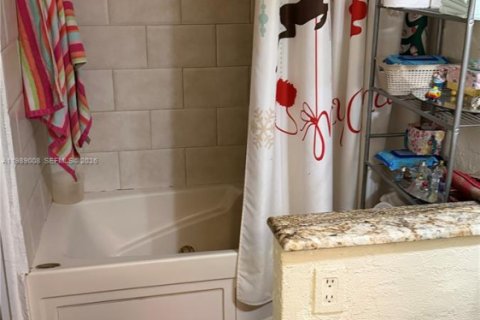 Condo in Miami, Florida, 1 bedroom  № 2051120 - photo 6