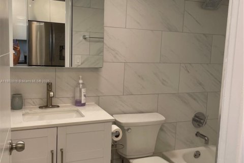 Copropriété à louer à Bal Harbour, Floride: 44.69 m2 № 1942874 - photo 7