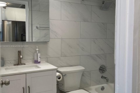 Copropriété à louer à Bal Harbour, Floride: 44.69 m2 № 1942874 - photo 6