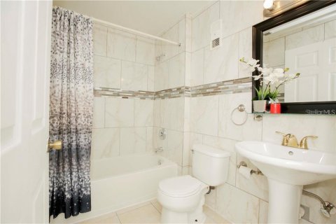 Condo in Orlando, Florida, 2 bedrooms № 2378315 - photo 25