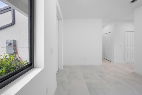 Townhouse in Florida City, Florida 3 bedrooms, 144.74 sq.m. № 1842395 - photo 3