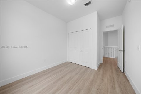 Townhouse in Florida City, Florida 3 bedrooms, 144.74 sq.m. № 1842395 - photo 19