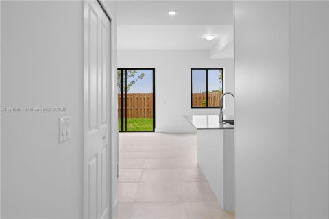 Townhouse in Florida City, Florida 3 bedrooms, 144.74 sq.m. № 1842395 - photo 4