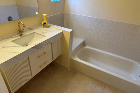 Купить виллу или дом в Катлер-Бей, Флорида 4 спальни, 184.69м2, № 1997460 - фото 21