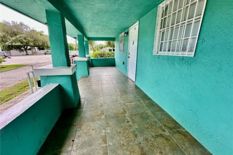 Casa en alquiler en Miami, Florida, 2 dormitorios, 121.52 m2 № 1949401 - foto 13