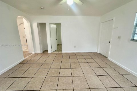 Casa en alquiler en Miami, Florida, 2 dormitorios, 121.52 m2 № 1949401 - foto 3