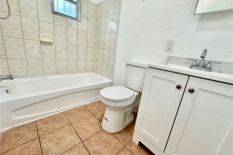 Casa en alquiler en Miami, Florida, 2 dormitorios, 121.52 m2 № 1949401 - foto 9