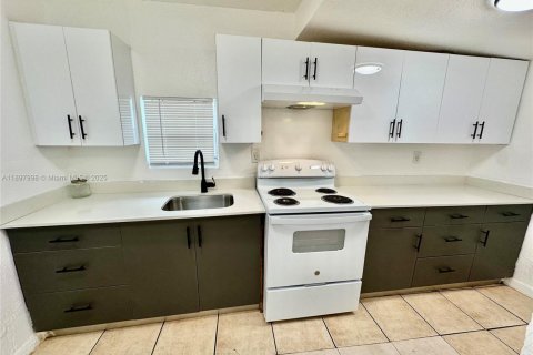 Casa en alquiler en Miami, Florida, 2 dormitorios, 121.52 m2 № 1949401 - foto 15