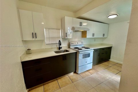 Casa en alquiler en Miami, Florida, 2 dormitorios, 121.52 m2 № 1949401 - foto 11