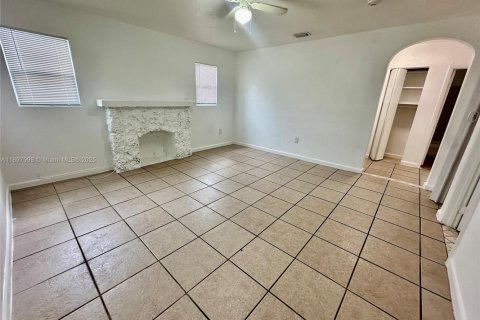 Casa en alquiler en Miami, Florida, 2 dormitorios, 121.52 m2 № 1949401 - foto 1