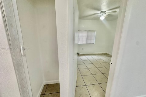 Casa en alquiler en Miami, Florida, 2 dormitorios, 121.52 m2 № 1949401 - foto 4