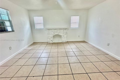 Casa en alquiler en Miami, Florida, 2 dormitorios, 121.52 m2 № 1949401 - foto 2