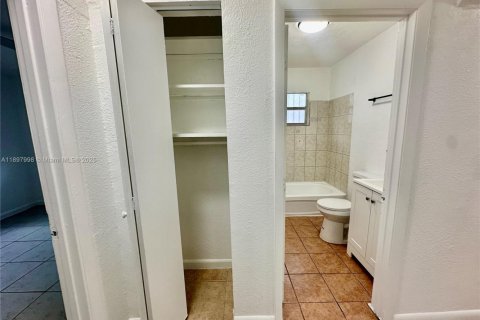 Casa en alquiler en Miami, Florida, 2 dormitorios, 121.52 m2 № 1949401 - foto 6
