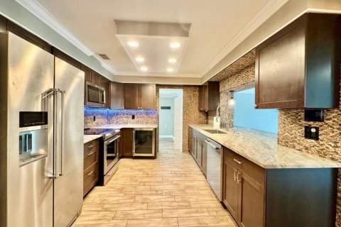 House in Tampa, Florida 4 bedrooms, 236.06 sq.m. № 1884099 - photo 8