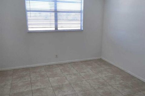 Снять в аренду квартиру в Бока-Ратон, Флорида 3 комнаты, 76.18м2, № 2147289 - фото 3