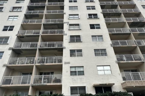 Condo in Sunny Isles Beach, Florida, 1 bedroom  № 949900 - photo 1