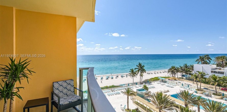 Condominio en Hollywood, Florida, 1 dormitorio  № 2036178