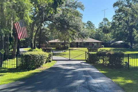 House in Crystal River, Florida 3 bedrooms, 306.58 sq.m. № 1805496 - photo 1