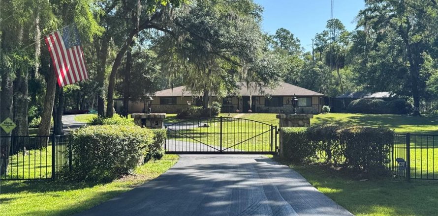 House in Crystal River, Florida 3 bedrooms, 306.58 sq.m. № 1805496