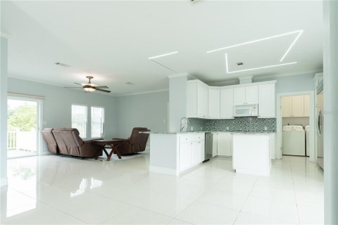 House in Fort Myers, Florida 3 bedrooms, 132.94 sq.m. № 2290960 - photo 2