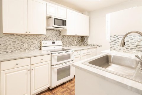House in Fort Myers, Florida 3 bedrooms, 132.94 sq.m. № 2290960 - photo 20