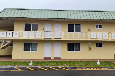 Condominio en alquiler en Miami Gardens, Florida, 1 dormitorio, 57.6 m2 № 1896999 - foto 2