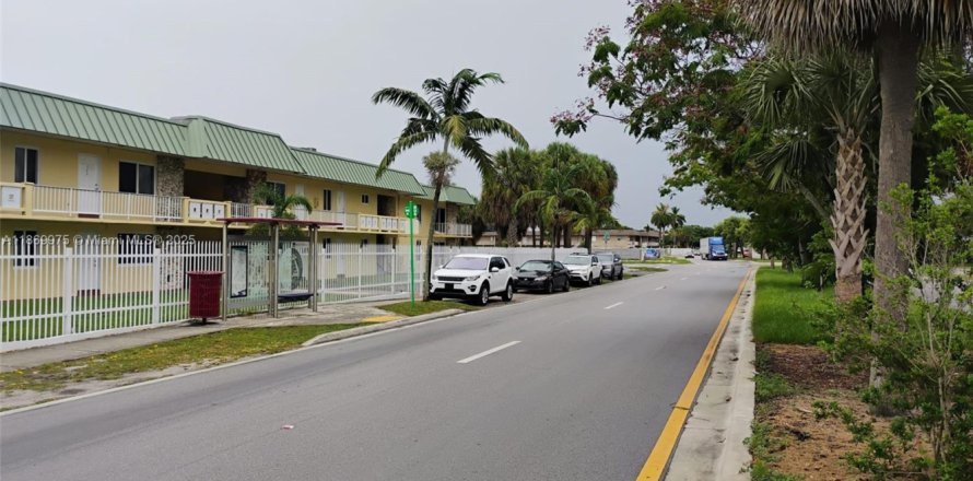 Condominio en Miami Gardens, Florida, 1 dormitorio  № 1896999