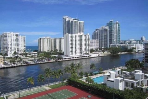 Condo in Hallandale Beach, Florida, 2 bedrooms  № 1997034 - photo 24