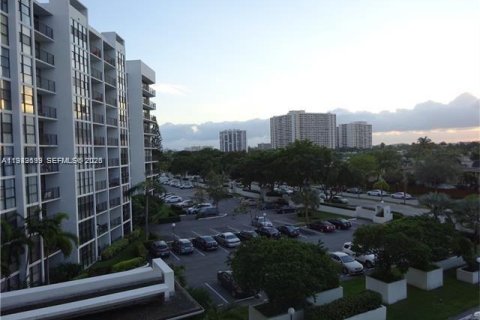 Condo in Hallandale Beach, Florida, 2 bedrooms  № 1997034 - photo 28