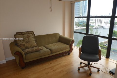 Condo in Hallandale Beach, Florida, 2 bedrooms  № 1997034 - photo 10