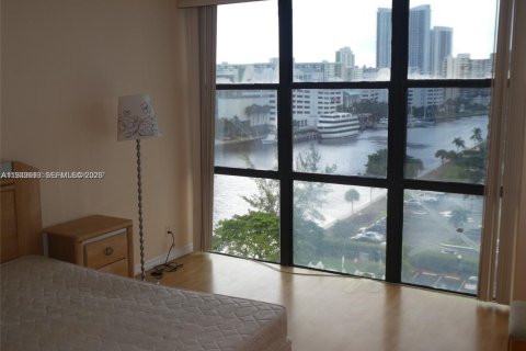 Condo in Hallandale Beach, Florida, 2 bedrooms  № 1997034 - photo 16
