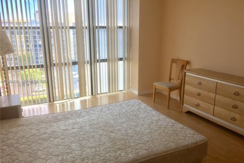 Condo in Hallandale Beach, Florida, 2 bedrooms  № 1997034 - photo 20