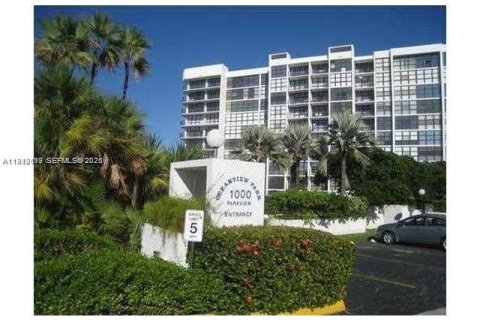 Condo in Hallandale Beach, Florida, 2 bedrooms  № 1997034 - photo 29