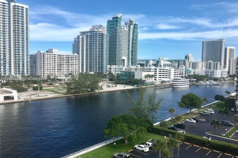Condo in Hallandale Beach, Florida, 2 bedrooms  № 1997034 - photo 2