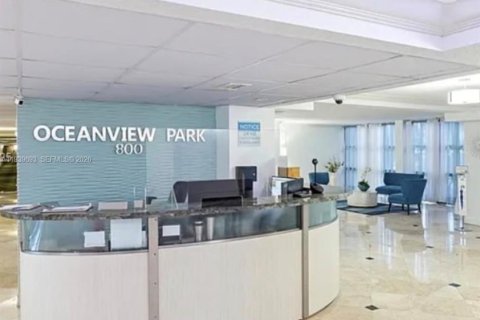 Condo in Hallandale Beach, Florida, 2 bedrooms  № 1997034 - photo 3