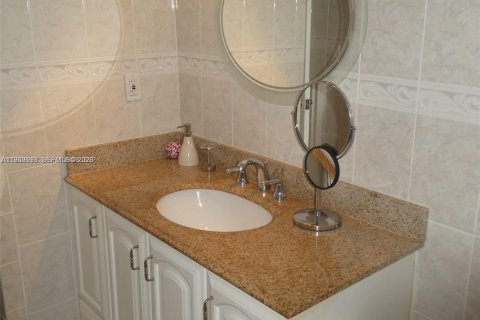 Condo in Hallandale Beach, Florida, 2 bedrooms  № 1997034 - photo 13