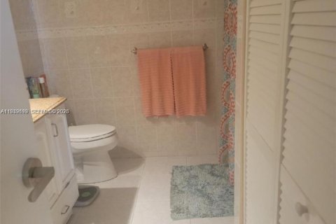 Condo in Hallandale Beach, Florida, 2 bedrooms  № 1997034 - photo 14