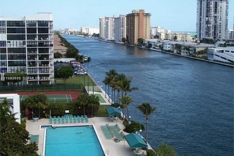 Condo in Hallandale Beach, Florida, 2 bedrooms  № 1997034 - photo 22