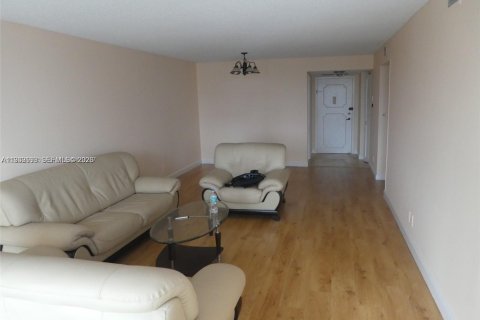 Condo in Hallandale Beach, Florida, 2 bedrooms  № 1997034 - photo 8