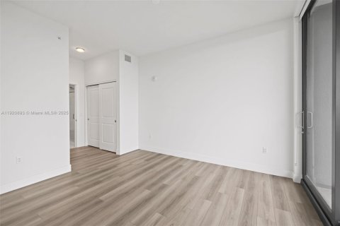 Condo in Hallandale Beach, Florida, 1 bedroom  № 1974190 - photo 18