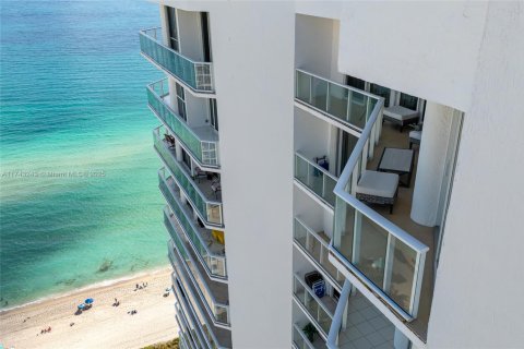 Condo in Sunny Isles Beach, Florida, 2 bedrooms  № 1859906 - photo 30