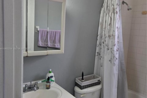 Condo in Pembroke Pines, Florida, 1 bedroom № 2028913 - photo 5