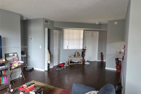 Condo in Pembroke Pines, Florida, 1 bedroom № 2028913 - photo 3