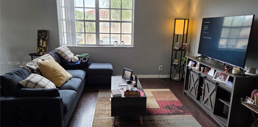 Condo in Pembroke Pines, Florida, 1 bedroom № 2028913